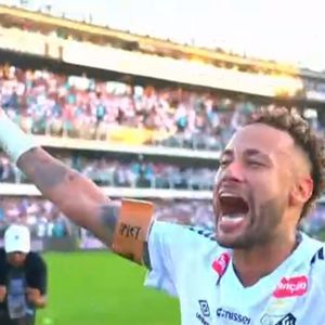No fim da partida, Neymar se emocionou e foi ovacionado pelos torcedores da Vila Belmiro