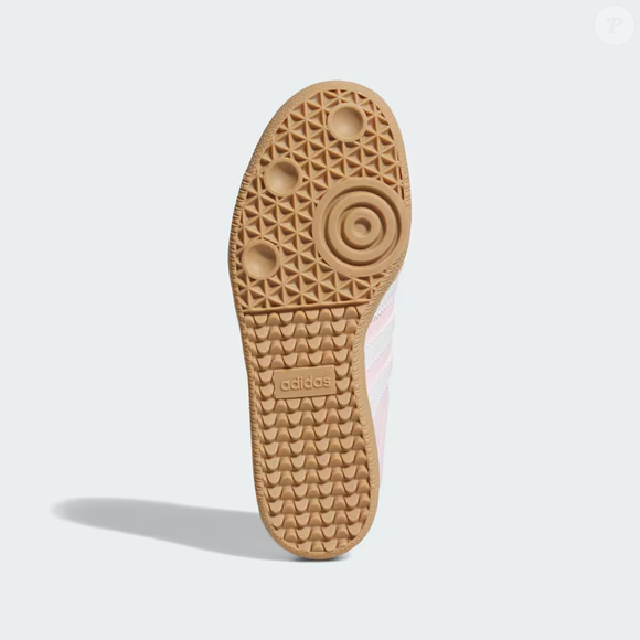 Com uma história que remonta aos anos 1950, o Adidas Samba OG continua explorando novas possibilidades de estilo. Na versão floral, as flores bordadas atualizam o visual esportivo sem abandonar elementos reconhecíveis do modelo. Segundo o site oficial da Adidas Brasil, o tênis tem cabedal de couro, forro sintético e solado de borracha
