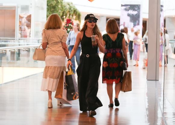 Jade Picon foi flagrada em um shopping do Rio de Janeiro com um look all-black casual, destacando a calça oversized e a regata preta básica