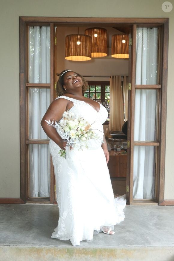 Jojo Todynho já se casou e optou por um vestido menos justo na parte de baixo