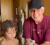 Paulo César Pereira Marques, aos 79 anos, em foto ao lado do neto, Zyan, filho de Bruno Gagliasso