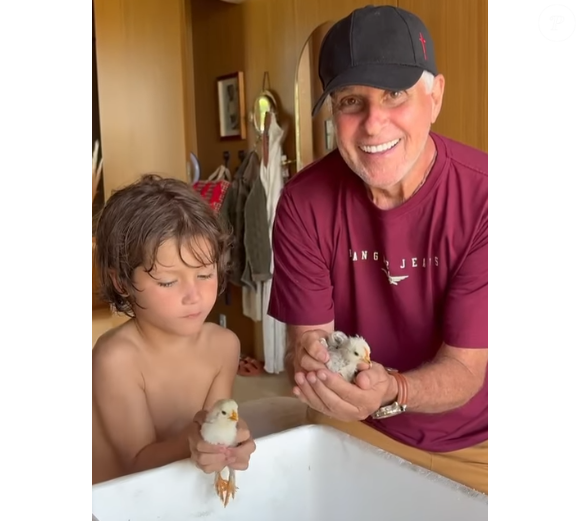 Paulo César Pereira Marques, aos 79 anos, em foto ao lado do neto, Zyan, filho de Bruno Gagliasso