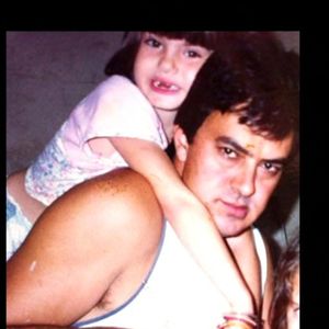 Camila Queiroz na infância com o pai