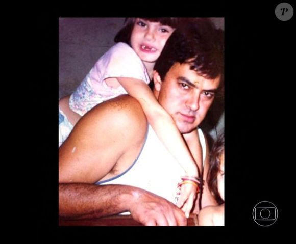 Camila Queiroz na infância com o pai