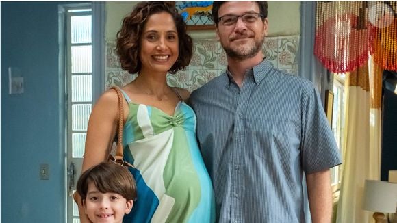 Ellen (Camila Pitanga) retorna com falsa gravidez e casada com Hudson (Emílio Dantas) em Dona de Mim