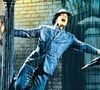 "Cantando na Chuva" é considerado o quinto melhor filme de todos os tempos, marcado pelas performances de Gene Kelly, Debbie Reynolds e Donald O'Connor em canções como "Singin' in the Rain", "Good Morning" e "Make 'Em Laugh".