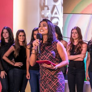 Uma vilã que também lançou tendências: Além da personalidade forte, Carolina Castilho conquistou o público com produções que seguem como referência de moda até hoje. Neste look ela apostou em um vestido midi de gola halter
