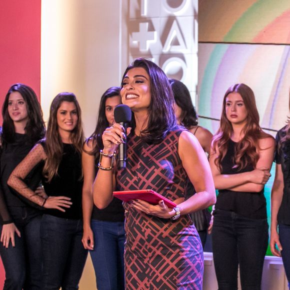 Uma vilã que também lançou tendências: Além da personalidade forte, Carolina Castilho conquistou o público com produções que seguem como referência de moda até hoje. Neste look ela apostou em um vestido midi de gola halter