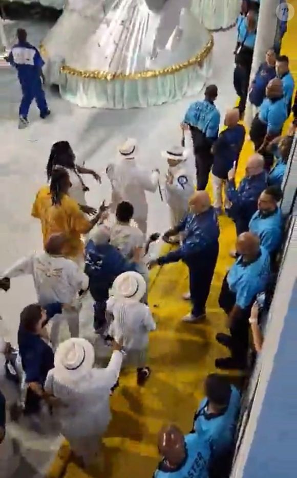Imagens registradas no Sambódromo mostram tensão e correria no momento em que a Velha Guarda da Portela é posicionada em carro alegórico atrasado