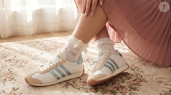 Inspirado visualmente pela delicadeza de "Barbie em O Lago dos Cisnes", o Adidas Runvista ganhou destaque pela combinação do tom gelo com detalhes metalizados em azul.