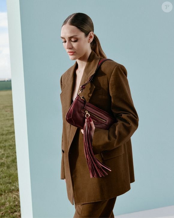 Em entrevista ao Purepeople, Isabelle Drummond elege bom sapato e bolsa funcional como itens indispensáveis