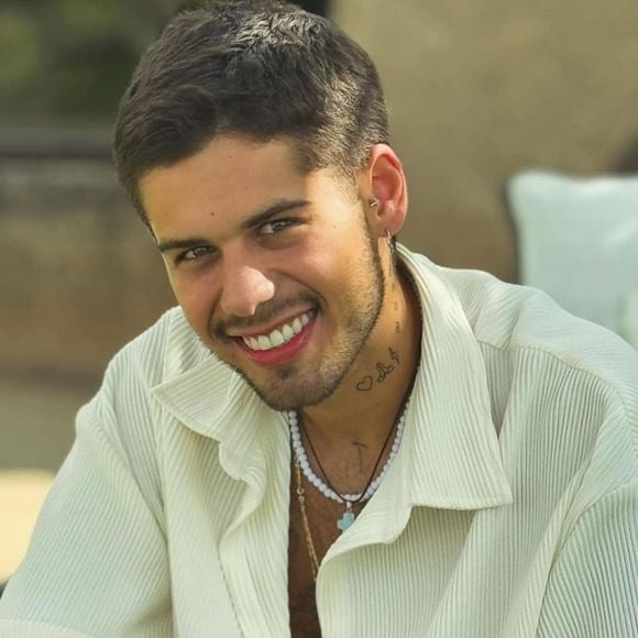 Zé Depois do nascimento da segunda filha, Zé Felipe passou a deixar o cabelo crescer