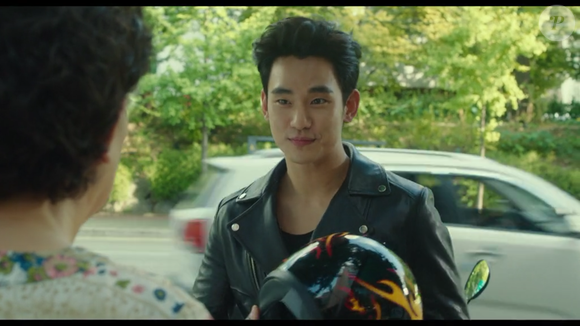 Como em um passe de mágica, Kim Soo-hyun virou um motoqueiro no filme 'Miss Granny', em 2014