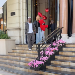 V e V: casal oficializa namoro e conquista a web com fotos repletas de romantismo e recorde de likes