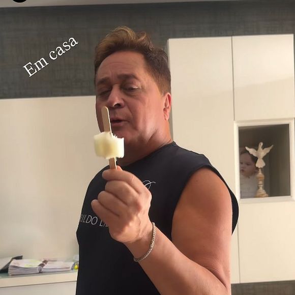 Leonardo surgiu tomando um picolé, aparentemente insatisfeito com a situação