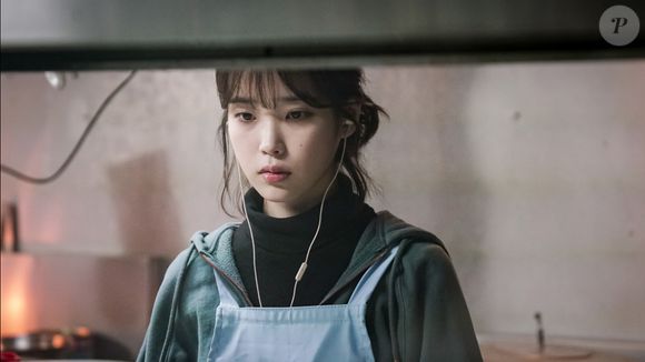 Enquanto isso, Lee Ji-an é uma jovem marcada por traumas, afundada em dívidas e vivendo uma realidade dura demais para sua pouca idade