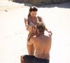 Alessandra Ambrósio foi pedida em casamento por Buck Palmer durante uma viagem pela Indonésia. O momento romântico aconteceu no luxuoso NIHI Sumba, à beira-mar e cercado por um coração formado por pétalas de flores