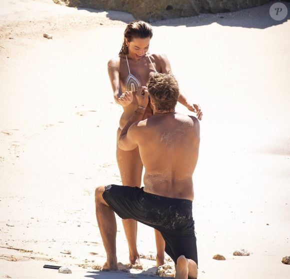 Alessandra Ambrósio foi pedida em casamento por Buck Palmer durante uma viagem pela Indonésia. O momento romântico aconteceu no luxuoso NIHI Sumba, à beira-mar e cercado por um coração formado por pétalas de flores