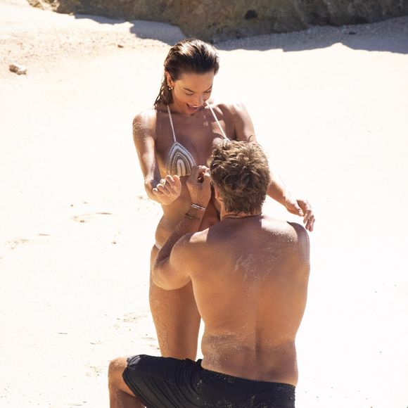 Alessandra Ambrósio foi pedida em casamento por Buck Palmer durante uma viagem pela Indonésia. O momento romântico aconteceu no luxuoso NIHI Sumba, à beira-mar e cercado por um coração formado por pétalas de flores