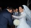 Luana Sales surgiu com um vestido de noiva de silhueta princesa, corpete estruturado e delicada transparência em tule ilusionismo no colo