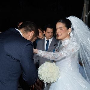 Luana Sales surgiu com um vestido de noiva de silhueta princesa, corpete estruturado e delicada transparência em tule ilusionismo no colo