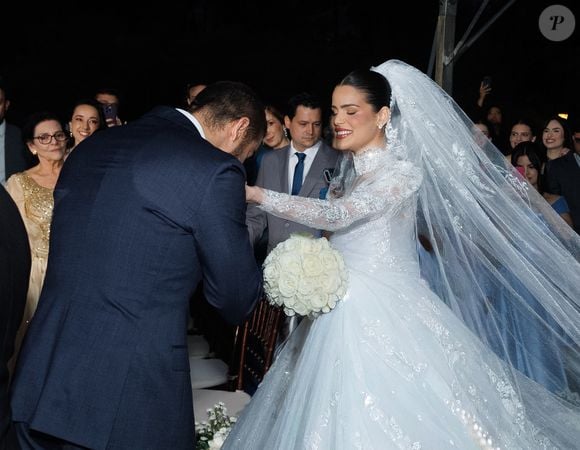 Luana Sales surgiu com um vestido de noiva de silhueta princesa, corpete estruturado e delicada transparência em tule ilusionismo no colo