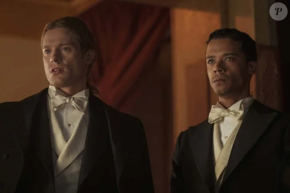 Lestat de Lioncourt, interpretado por Sam Reid, decide virar popstar e escrever sua própria autobiografia em resposta ao livro de Louis (Jacob Anderson)