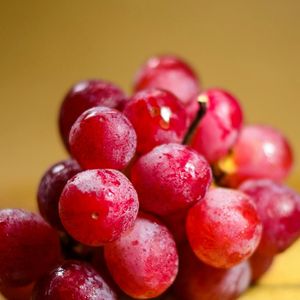 Uvas vermelhas e roxas são ricas em um antioxidante associado à redução da inflamação e do estresse oxidativo no fígado