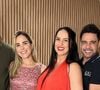 No fim da gravidez, Graciele Lacerda, de vestido vermelho, passou o Natal com o marido, Zezé Di Camargo, e o casal Wanessa e Dado Dolabella