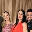 No fim da gravidez, Graciele Lacerda destaca barriga em vestido vermelho para foto de Natal com Zezé, Wanessa e Dado Dolabella