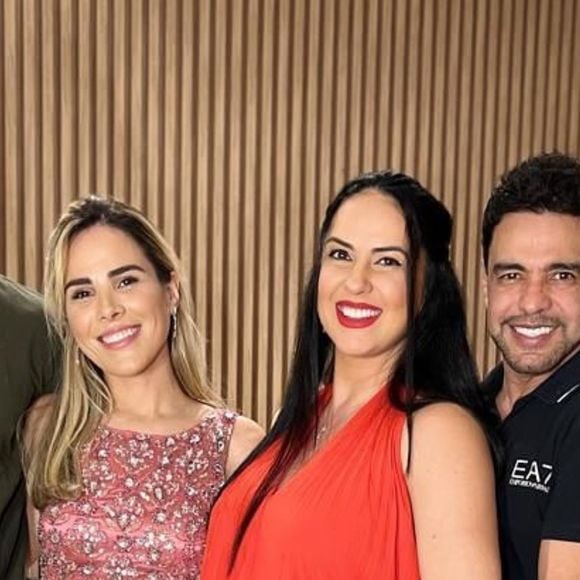 No fim da gravidez, Graciele Lacerda, de vestido vermelho, passou o Natal com o marido, Zezé Di Camargo, e o casal Wanessa e Dado Dolabella