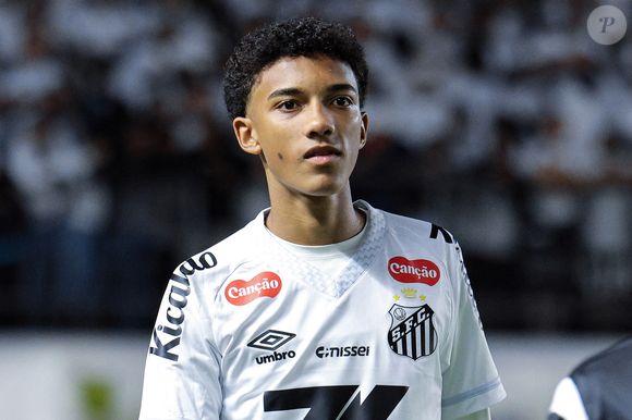 Robinho Jr. formalizou no Santos uma acusação de agressão contra Neymar e pediu acesso às imagens do treino em que a confusão aconteceu