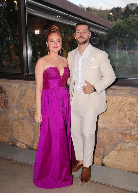 A esposa de Victor Sarro marcou presença na cerimônia, ao lado do humorista, usando um vestido roxo tomara-que-caia belíssimo! A cor vibrante também é bastante usada por celebridades