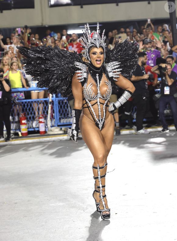 Viviane Araújo também usou LED na fantasia do Salgueiro no Carnaval 2025