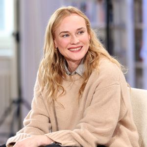 Aos 50 anos, Diane Kruger contou que começa o dia lavando o rosto com sabonete hidratante, aplica a loção Blue Astringent Herbal Lotion, da Kiehl's, e finaliza os cuidados com o creme Roséliane, da Uriage