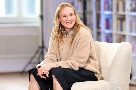 Aos 50 anos, Diane Kruger contou que começa o dia lavando o rosto com sabonete hidratante, aplica a loção Blue Astringent Herbal Lotion, da Kiehl's, e finaliza os cuidados com o creme Roséliane, da Uriage