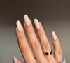Unhas minimalistas que conquistam: essa opção traz bolinhas e esmalte clarinho
