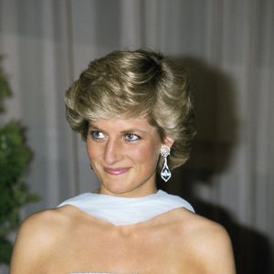 Enquanto ela vestia seu agora icônico vestido azul, ela e Charles assistiram a uma exibição do filme "As Baleias de Agosto", de Bette Davis, e participaram de um jantar de gala antes de embarcarem em um avião para voltar diretamente de Nice para Londres.