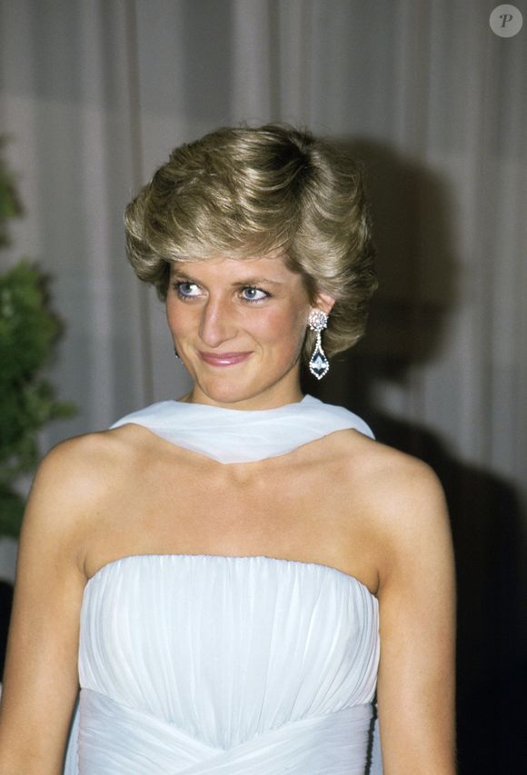 Enquanto ela vestia seu agora icônico vestido azul, ela e Charles assistiram a uma exibição do filme "As Baleias de Agosto", de Bette Davis, e participaram de um jantar de gala antes de embarcarem em um avião para voltar diretamente de Nice para Londres.