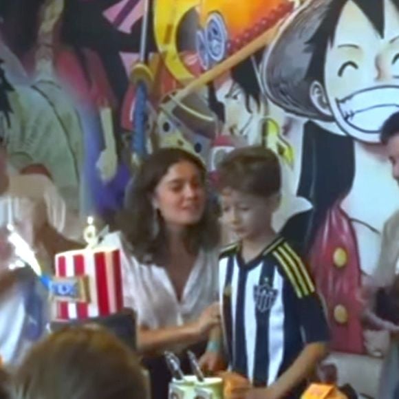 Filho de Sophie Charlotte e Daniel de Oliveira, Otto pegou uma lembrancinha da festa antes de soprar as velinhas do bolo