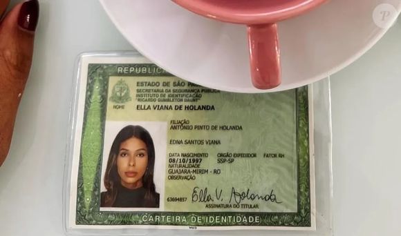 Ella mostrou sua documentação quando ela ficou pronta.