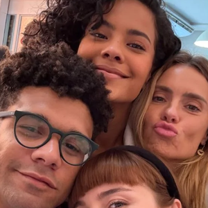 Na versão da novela 'Vale Tudo' de 2025, Sardinha, vivido por Lucas Leto, é um grande amigo de Solange, interpretada por Alice Wegmann.