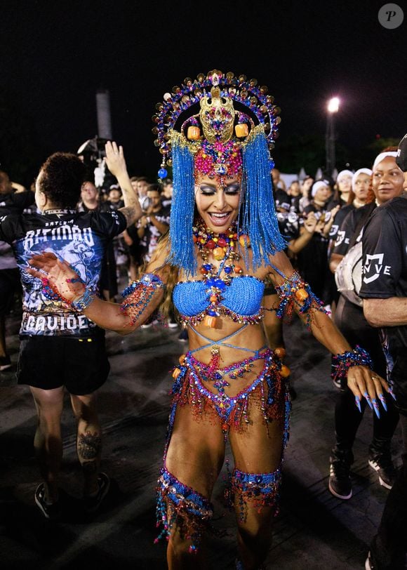 Sabrina Sato, de biquíni cheio de contas, dispensou o preto e branco da Gaviões por outros tons em ensaio do carnaval 2025