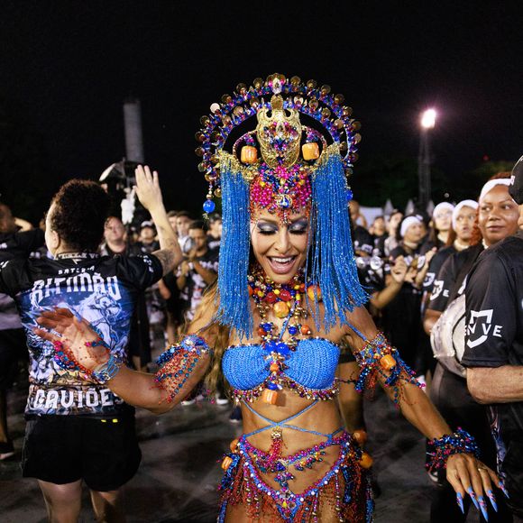 Sabrina Sato, de biquíni cheio de contas, dispensou o preto e branco da Gaviões por outros tons em ensaio do carnaval 2025