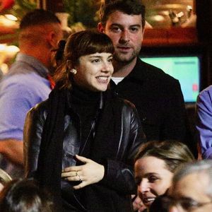 Alice Wegmann troca beijos com novo affair em restaurante após rumores com Humberto Carrão, o Afonso de 'Vale Tudo'