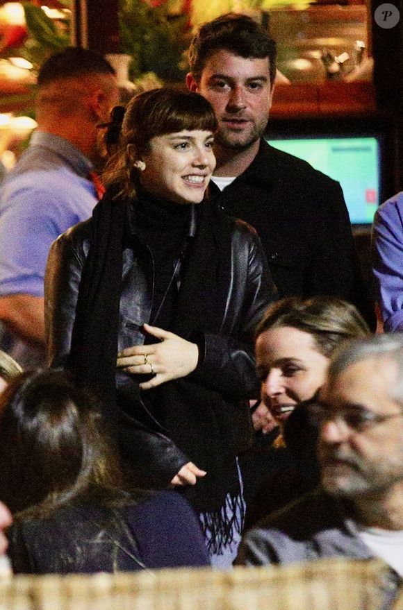 Alice Wegmann troca beijos com novo affair em restaurante após rumores com Humberto Carrão, o Afonso de 'Vale Tudo'