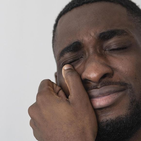 Chorar é um ato que pode representar o estágio final de uma série de sentimentos: emoção, tristeza, raiva, alegria…