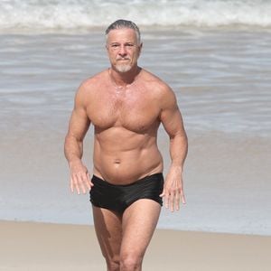 Aos 63 anos, Marcello Novaes exibiu abdômen definido
