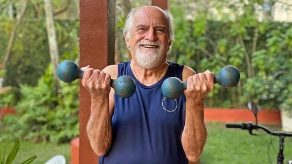 O personal trainer Adrián Molinero defende o treino de força logo pela manhã. Ele afirma que “quando você acorda cedo e movimenta o corpo antes que o mundo acorde, o resto do dia parece diferente. Mais energia, melhor humor, maior produtividade”.
