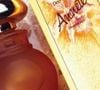 Muito antes dos perfumes gourmands dominarem o mercado, o Annete já conquistava mulheres com sua combinação elegante de flores, âmbar e madeiras, tornando-se um verdadeiro clássico dos anos 80
